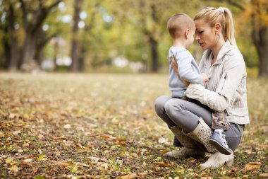 Anne ve oğlu ormanda.