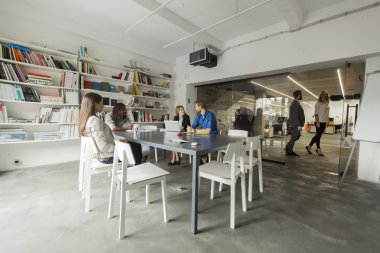 Ofiste çok ırklı insanlar