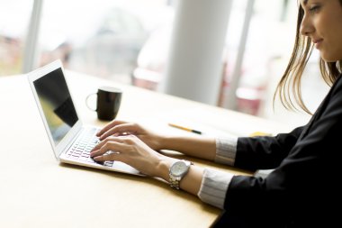 Ofiste çalışan kadın.