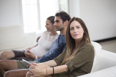 Genç insanlar TV izlerken