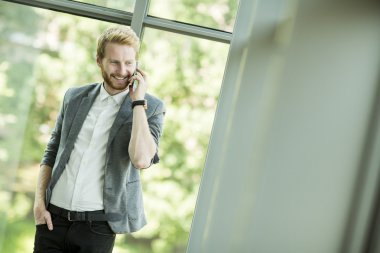Cep telefonu olan adam.