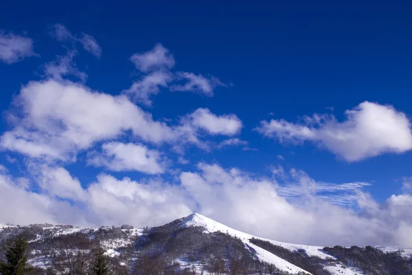 Vista sul picco delle montagne — Foto Stock