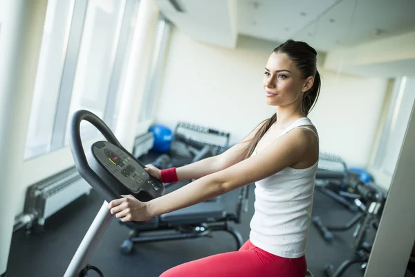 Jeune femme dans la salle de gym — Photo