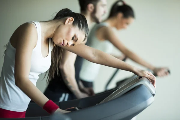 Spor salonundaki genç kadın. — Stok fotoğraf