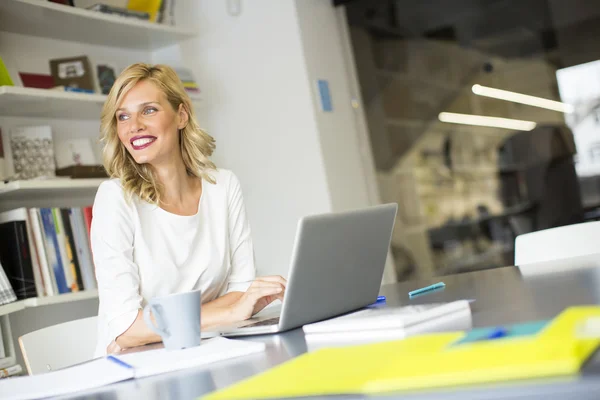 Jonge vrouw in het kantoor — Stockfoto