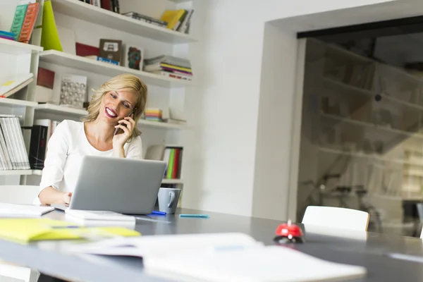 Jonge vrouw in het kantoor — Stockfoto