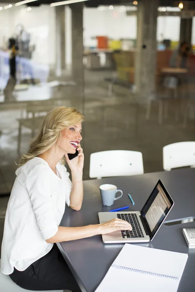 Junge Frau im Büro — Stockfoto