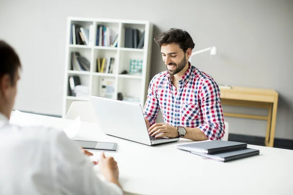 Jongeman op kantoor — Stockfoto