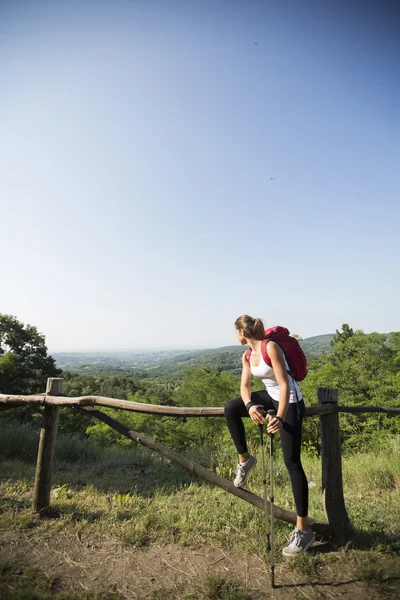 Hiking, genç bir kadın — Stok fotoğraf