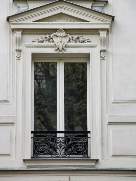 Geleneksel Paris penceresinden — Stok fotoğraf
