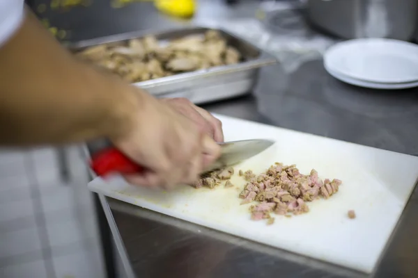 Szef kuchni rozbioru mięsa — Zdjęcie stockowe