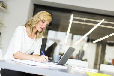 Ofisteki genç bayan.