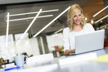 Ofisteki genç bayan.