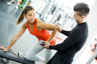 Spor salonunda eğitim insanlar