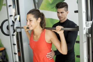 Spor salonunda eğitim insanlar