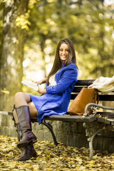 Een vrouw die een boek leest — Stockfoto