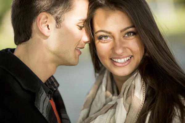 Ouple in de herfst park — Stockfoto