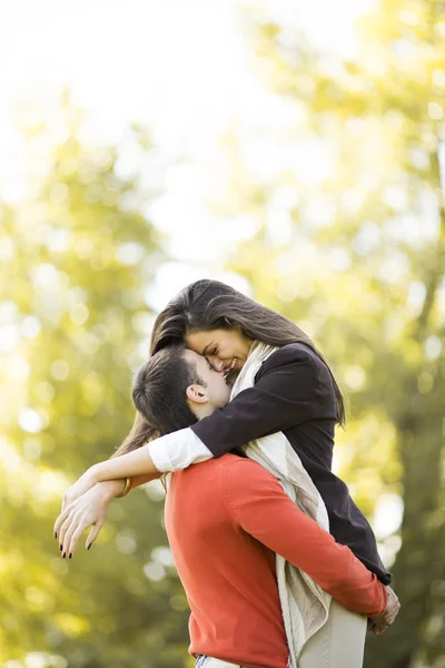 Jeune couple dans le parc — Photo