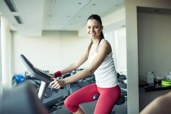 Spor salonundaki genç kadın. — Stok fotoğraf