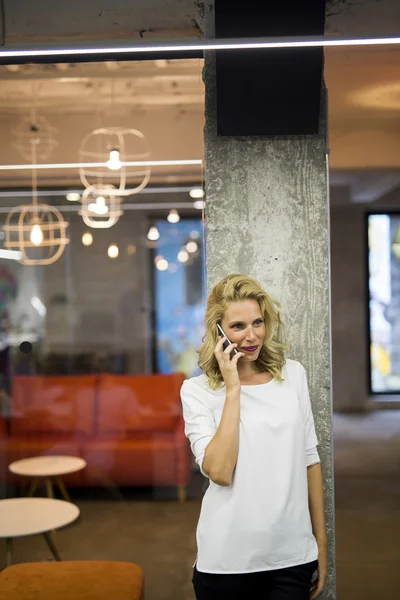 Woman with mobile phone — Stock Photo, Image