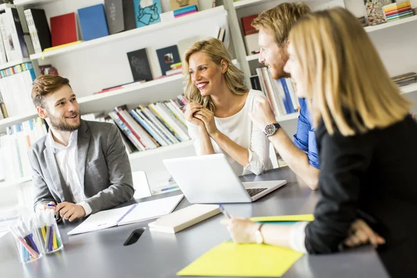 Les jeunes dans le bureau — Photo