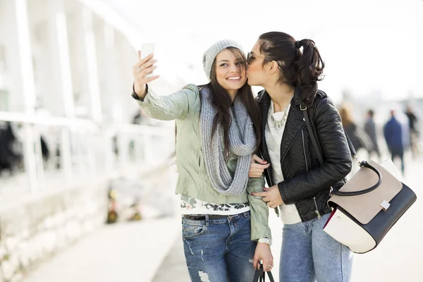 Mujeres jóvenes al aire libre — Foto de Stock