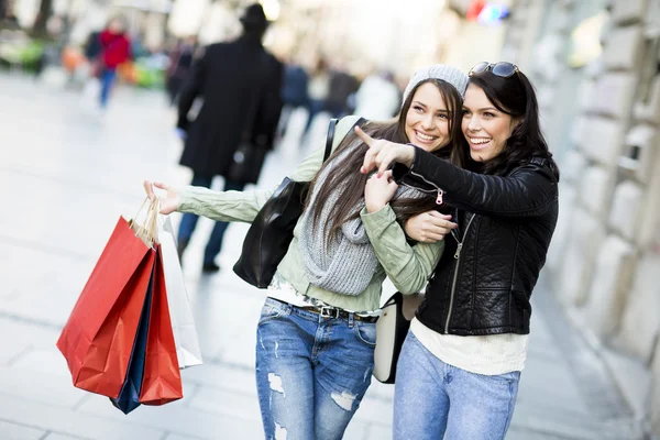 Jovens mulheres nas compras — Fotografia de Stock