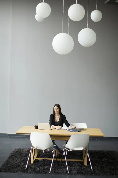Kobieta pracująca w biurze — Zdjęcie stockowe