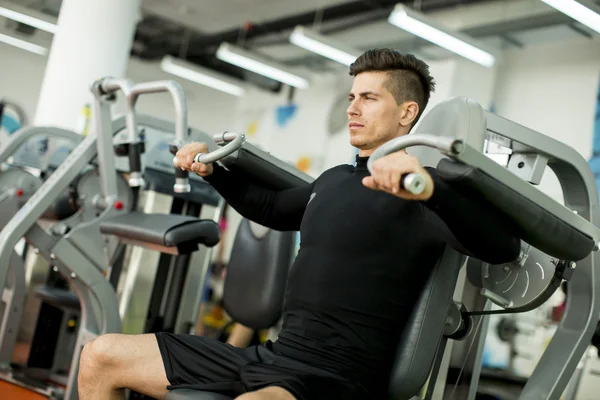 Entraînement d'homme au gymnase — Photo