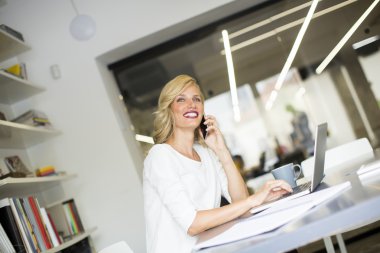 Ofisteki genç bayan.