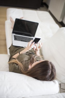 Telefonu olan genç bir kadın.