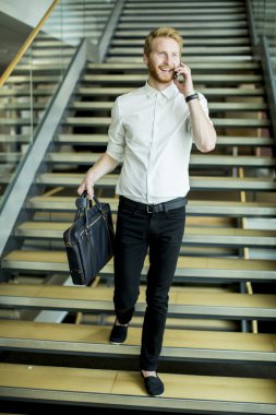 Genç adam merdivenlerde