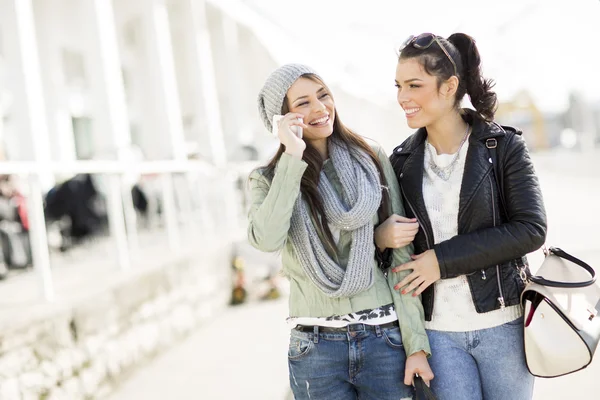 Mujeres jóvenes al aire libre — Foto de Stock