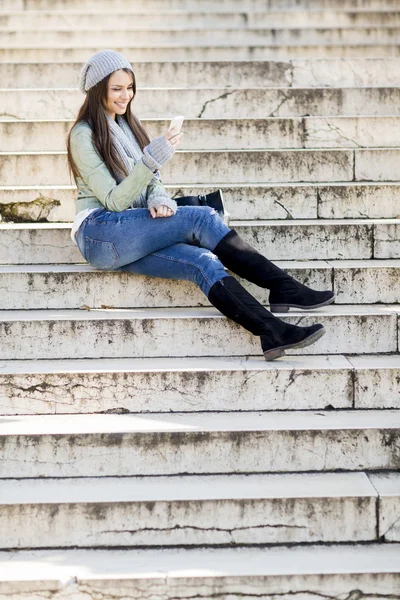 Vrouw zittend op de trap — Stockfoto