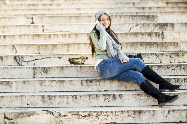 Donna seduta sulle scale — Foto Stock