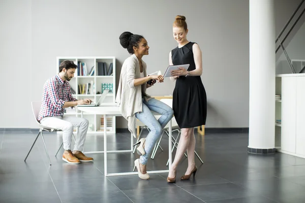 Junge Leute im Büro — Stockfoto