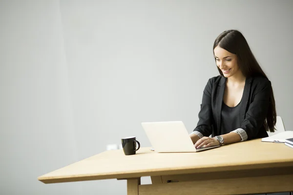 Donna che lavora in ufficio — Foto Stock