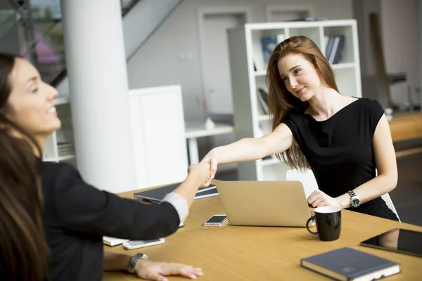 Frauen, die im Büro arbeiten — Stockfoto