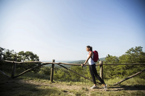 Junge Frau beim Wandern — Stockfoto