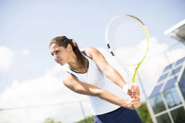 Mujer jugando tenis — Foto de Stock