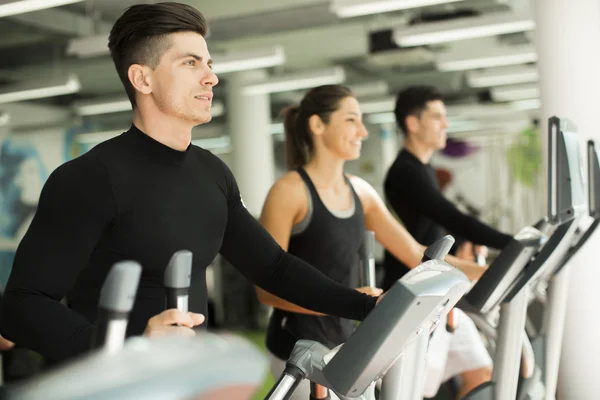 Personas entrenando en el gimnasio — Foto de Stock