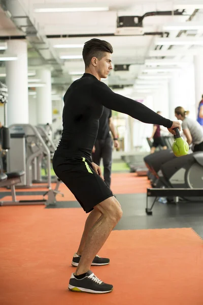 Allenamento uomo in palestra — Foto Stock