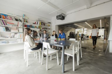 Ofiste çok ırklı insanlar