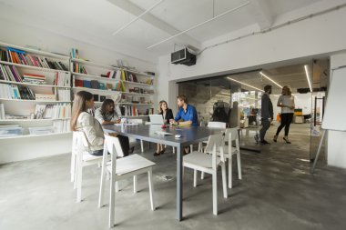 Ofiste çok ırklı insanlar