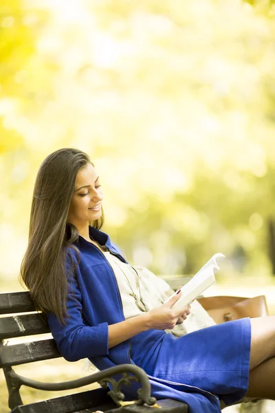 Woman reading a book — Stock Photo, Image