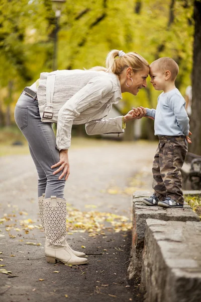 Anne ve oğlu ormanda. — Stok fotoğraf