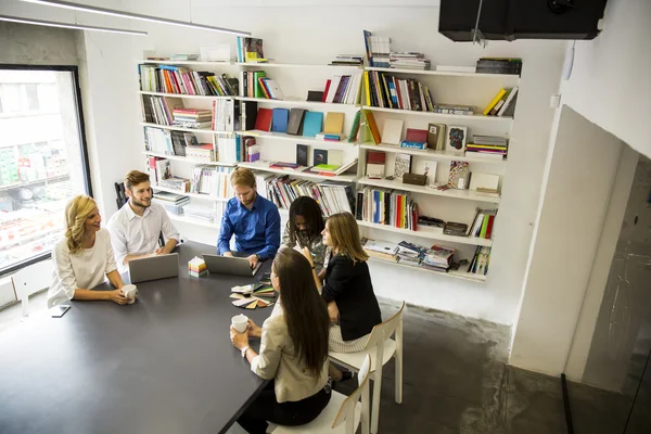 Jóvenes en la oficina — Foto de Stock