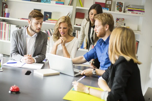 Junge Leute im Büro — Stockfoto