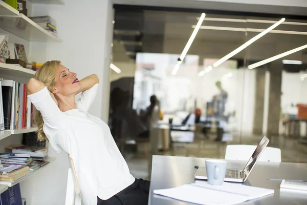 Giovane donna in ufficio — Foto Stock