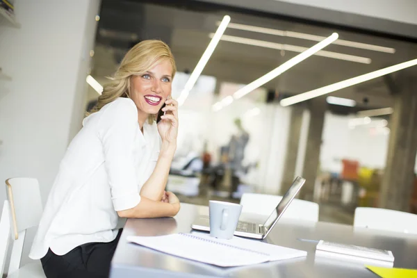 Jonge vrouw in het kantoor — Stockfoto